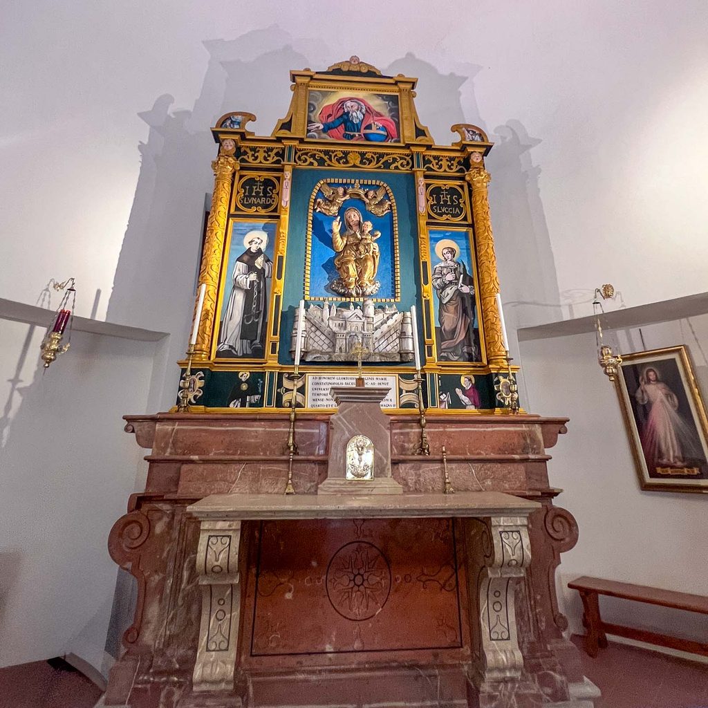 altare in marmo con alzata lignea dorata, Madonna col Bambino al centro, due santi dipinti ai lati