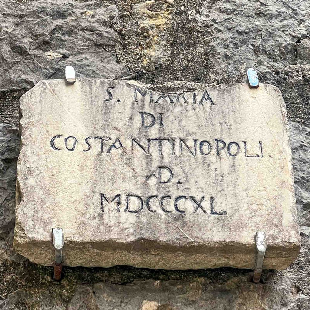 lastra di pietra murata con la titolazione della chiesa e la data 1840 in numeri romani.