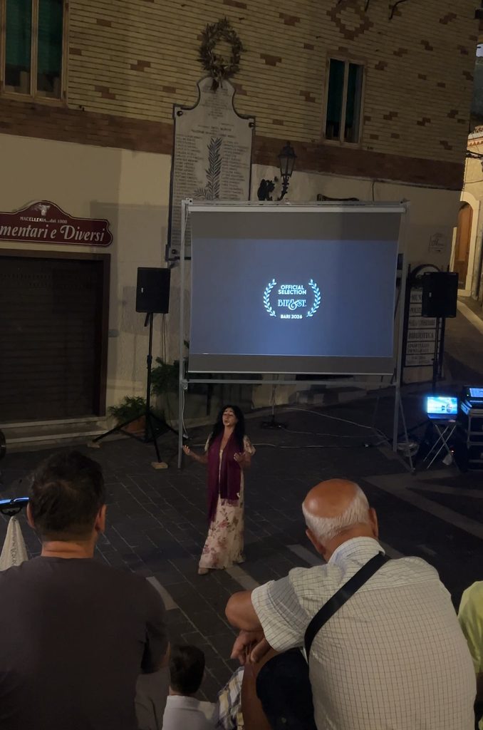 pubblico in una piazzetta di San Fele durante il canto dopo la proiezione
